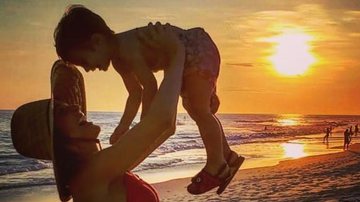 Rafa Brites posa com o filho para clique na praia - Reprodução/Instagram