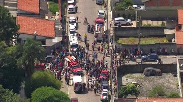 Movimentação em frente a escola onde atiradores mataram cinco estudantes, um funcionário e cometeram suicídio em seguida - Reprodução/Tv Globo