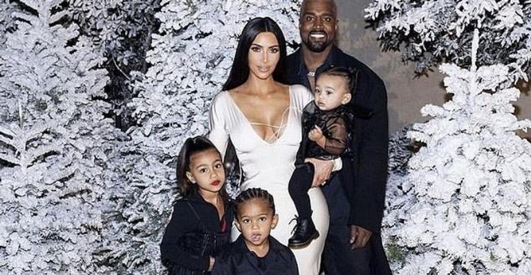 Kim Kardashian ao lado do marido, Kanye West, e dos filhos North, Saint e Chicago West. - Reprodução/ Instagram