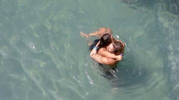 Carolina e Alan na piscina do BBB19 - Reprodução/TV Globo