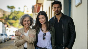 Margot (Irene Ravache), Cris (Vitória Strada) e Alain (João Vicente de Castro). - Crédito: Globo / João Miguel Junior