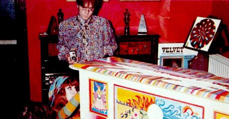 John Lennon e piano ao fundo - Reprodução/Internet