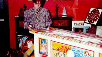 John Lennon e piano ao fundo - Reprodução/Internet