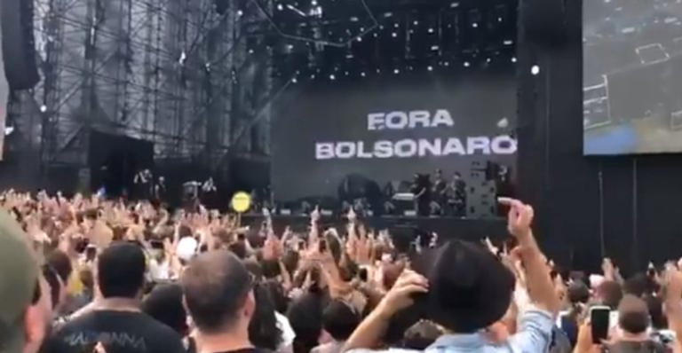 Público faz manifestação contra Bolsonaro no Lollapalooza. - Reprodução/ Twitter/ UOL