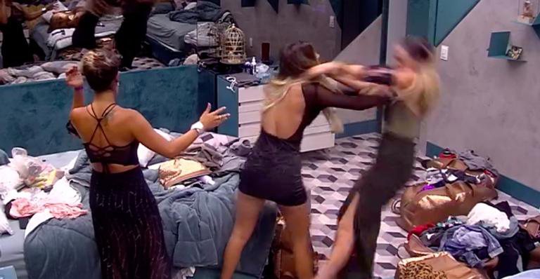 Hariany briga com Paula e Carol tenta separar discussão - Reprodução/Globoplay