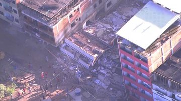Dois prédios desabam na zona oeste do Rio - Reprodução/TV Globo