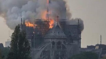 A igreja foi consumida por chamas que levaram nove horas para serem contidas - Reprodução/Instagram