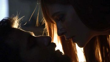 Luz desperta Gabriel com um beijo - Reprodução/TV Globo