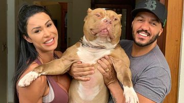 Gracyanne Barbosa e o cantor Belo ao lado de sua cachorra de estimação, Kira. - Reprodução/ Instagram