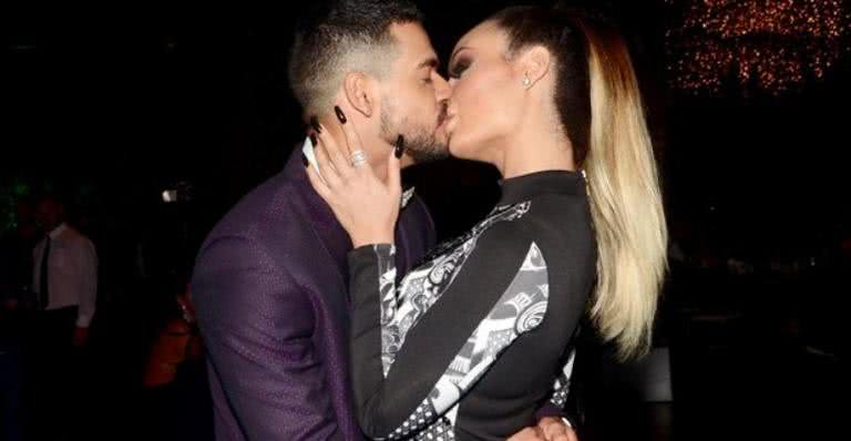 Atores trocaram beijos durante a festa - Eduardo Martins/AgNews