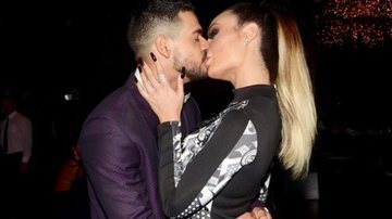 Atores trocaram beijos durante a festa - Eduardo Martins/AgNews