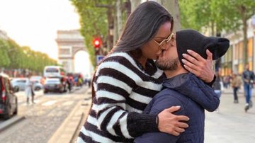 Gracyanne e Belo trocam beijo na França - Reprodução/Instagram
