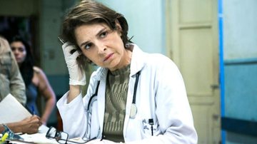 Vera (Drica Moraes) é a nova integrante da equipe de médicos - Globo/Raquel Cunha