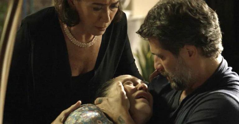 Valentina (Lília Cabral) e Gabriel (Bruno Gagliasso) socorrem Judith (Isabela Garcia). - Reprodução/ TV Globo