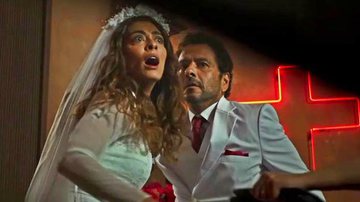 Maria da Paz (Juliana Paes) se desespera ao ver Amadeu (Marcos Palmeira) levar um tiro no altar. - TV Globo
