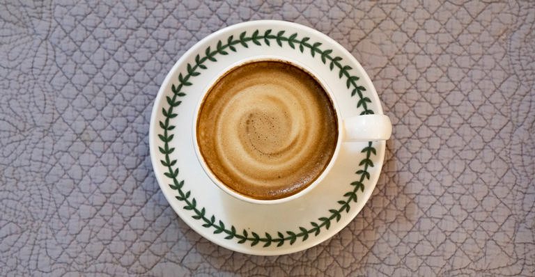 A população brasileira consome de três a quatro xícaras de café diariamente - Banco de Imagem/Getty Images