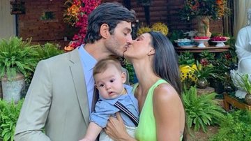 Isis Valverde ao lado do esposo, Andre Resende, e do filho, Rael, de sete meses - Reprodução/Instagram