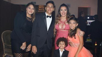 Simony posa com os filhos Ryan, Aysha, Pyetra e Anthony - Reprodução/Instagram