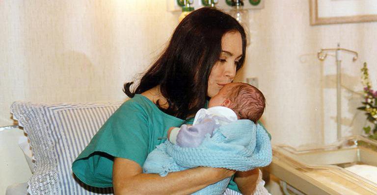 Helena (Regina Duarte) troca seu bebê pelo da filha, Eduarda (Gabriela Duarte). - TV Globo