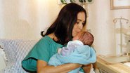 Helena (Regina Duarte) troca seu bebê pelo da filha, Eduarda (Gabriela Duarte). - TV Globo