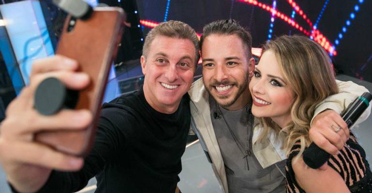 Sandy e Junior fazem selfie com Luciano Huck. - Globo/Raquel Cunha