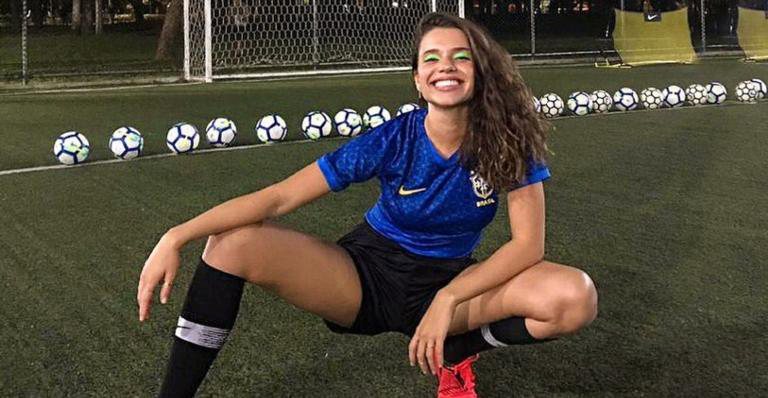 Bruna Linzmeyer veste camisa da seleção e defende futebol feminino - Reprodução/Instagram