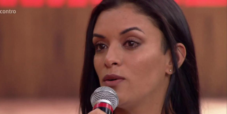 Danielle se emociona durante depoimento no 'Encontro'. - TV Globo