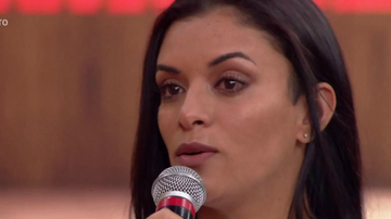 Danielle se emociona durante depoimento no 'Encontro'. - TV Globo