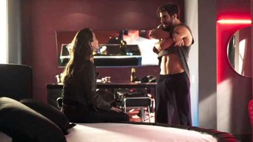 Rocky faz striptease para Fabiana - Reprodução/TV Globo