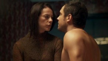 Chiclete (Sergio Guizé) faz par romântico com Vivi (Paolla Oliveira) em 'A Dona do Pedaço'. - TV Globo