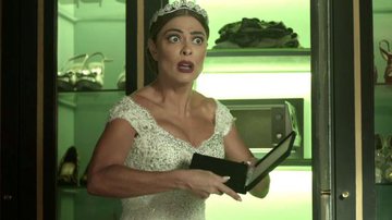 Maria da Paz chocada ao ver que suas joias sumiram - TV Globo