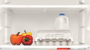 Guarde molhos, ketchup, mostarda, maionese e garrafas de refrigerantes na porta - Banco de Imagem/Getty Images