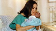 Helena (Regina Duarte) troca seu bebê pelo da filha, Eduarda (Gabriela Duarte). - Globo/ Divulgação