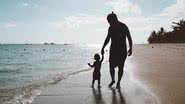 Junior Lima e seu filho Otto na praia - Reprodução/Instagram
