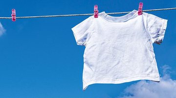 As crianças podem manchar as roupas comendo, brincando ou até mesmo durante os estudos - Banco de Imagem/Shutterstock