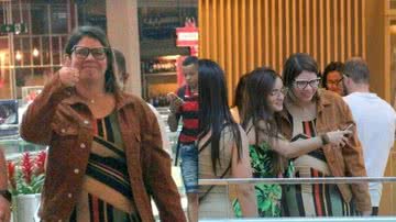 Marília Mendonça atende fãs durante passeio no shopping - José Humberto/AgNews