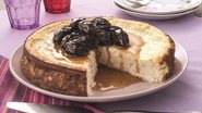 Torta de iogurte com coco e ameixa-preta - Reprodução: André Fortes