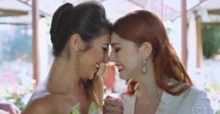 Camila (Anajú Dorigon) e Valéria (Bia Arantes) em casamento de 'Órfãos da Terra' - Reprodução/TV Globo