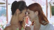Camila (Anajú Dorigon) e Valéria (Bia Arantes) em casamento de 'Órfãos da Terra' - Reprodução/TV Globo