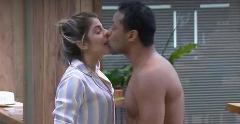 Phellipe Haagensen beija Hariany à força durante discussão - Record TV