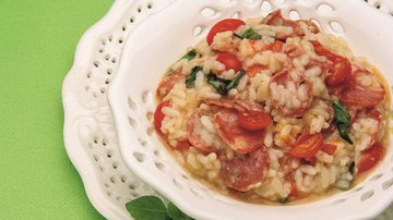 Confira receita de risoto de linguiça e tomate-cereja - Reprodução: CODO MELETTI