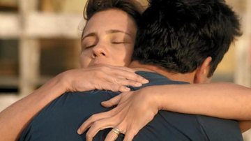 Carminha (Adriana Esteves) abraça Tufão (Murilo Benício) no fim do capítulo de 'Avenida Brasil'. - Globo