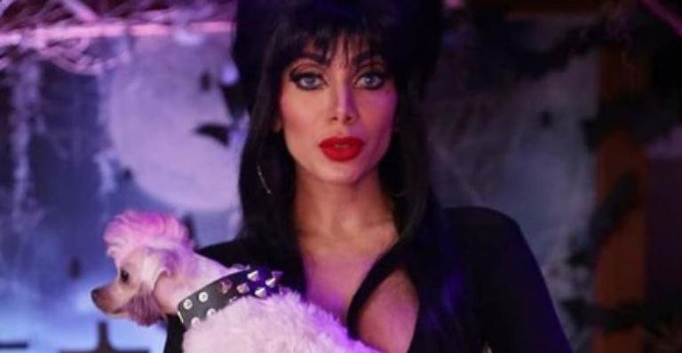 Anitta fantasiada de Elvira para sua festa de Halloween - Acervo pessoal