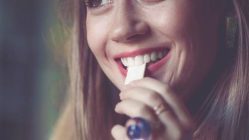 Recomenda-se mascar chiclete sem açúcar, no máximo, por 20 minutos, quatro vezes ao dia - Banco de Imagem/Getty Images