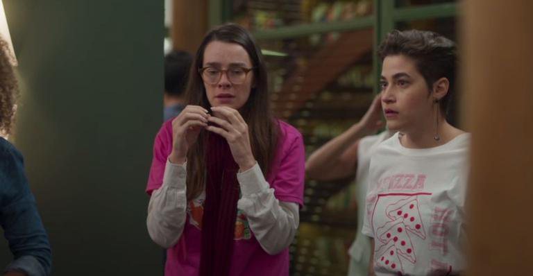 Evelyn (Mariana Molina) fica chocada ao descobrir quem se acidentou no elevador da Prado Monteiro - Globo