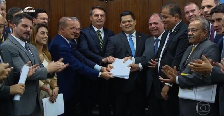Governo assina nova Proposta de Emenda à Constituição (PEC) do novo pacto federativo - TV Senado/TV Globo