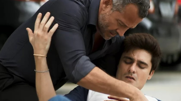 Leandro (Guilherme Leicam) é socorrido por Agno (Malvino Salvador) após sevar uma facada - TV Globo
