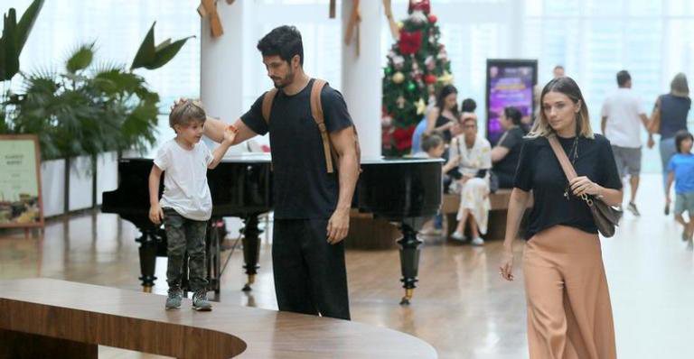 Rômulo Estrela faz rara aparição com família em shopping - Edson Aipim / AgNews