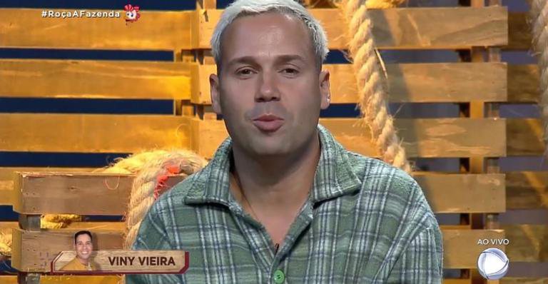 mãe de Viny Vieira teme que o humorista passe mal ao saber da morte de Gugu - RecordTV