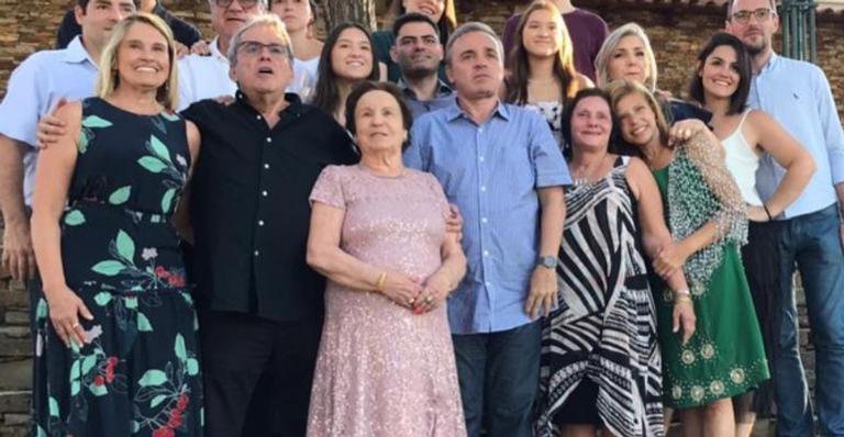 Gugu Liberato posa com a família - Instagram/ @andre_liberato